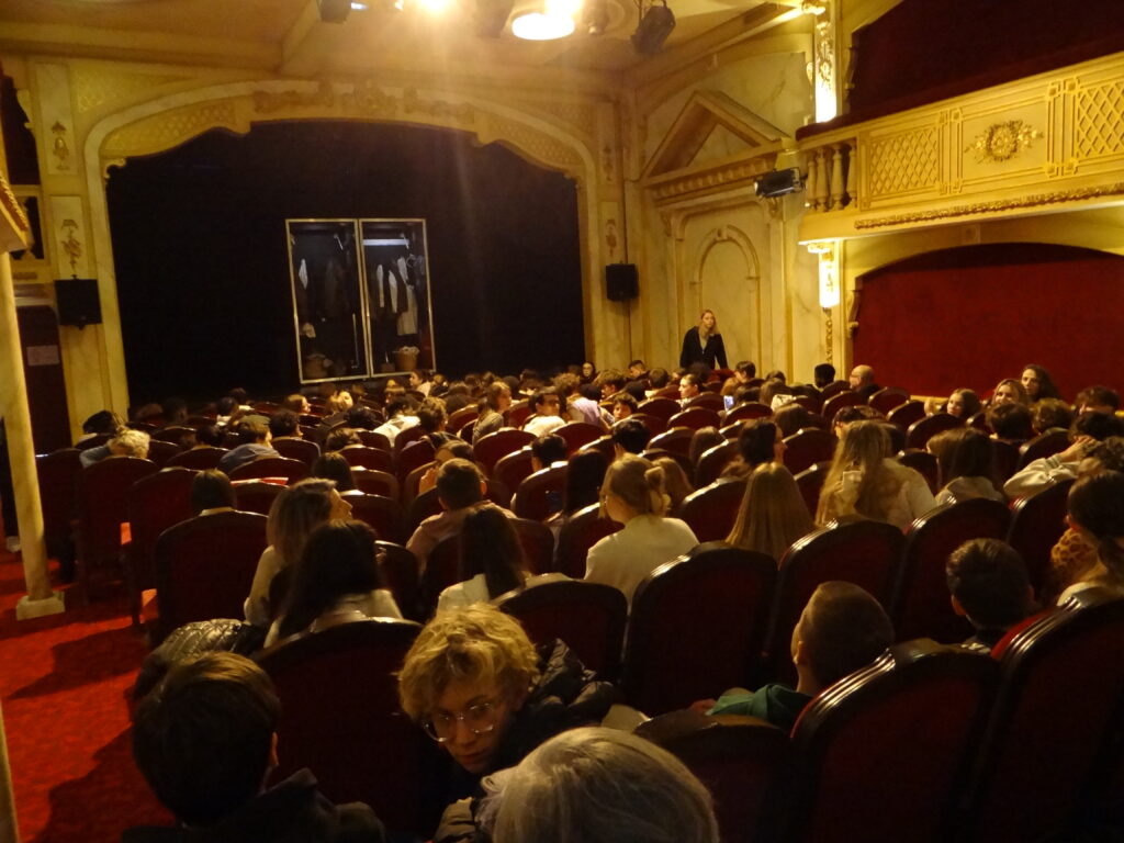 275 jeunes de mfr au théâtre 9