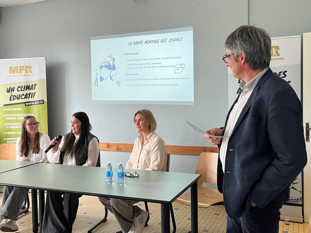 SANTÉ MENTALE : DES ÉCHANGES MARQUANTS À L’ASSEMBLÉE GÉNÉRALE 1 Inès, fanchon et marine testard témoignent sur le sujet de la santé mentale à l'ag de la fd44, le 18 mai 2026